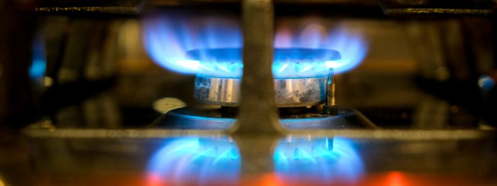 Fiamma blu di un fornello a gas