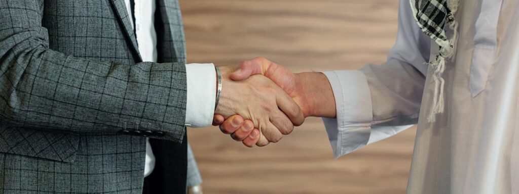 Stretta di mano tra consulente e cliente